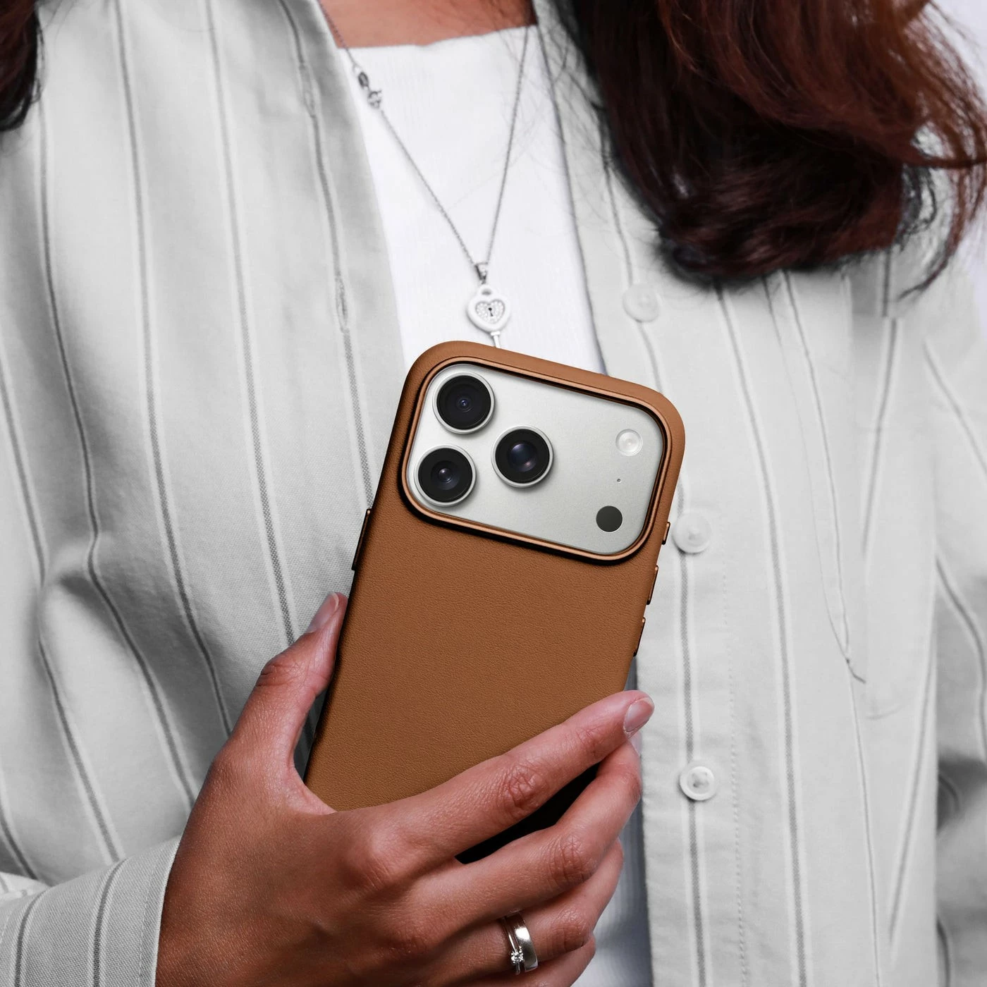 Mbështjellës Vonmählen Like Leather Case për iPhone 17 Pro Max, kafe