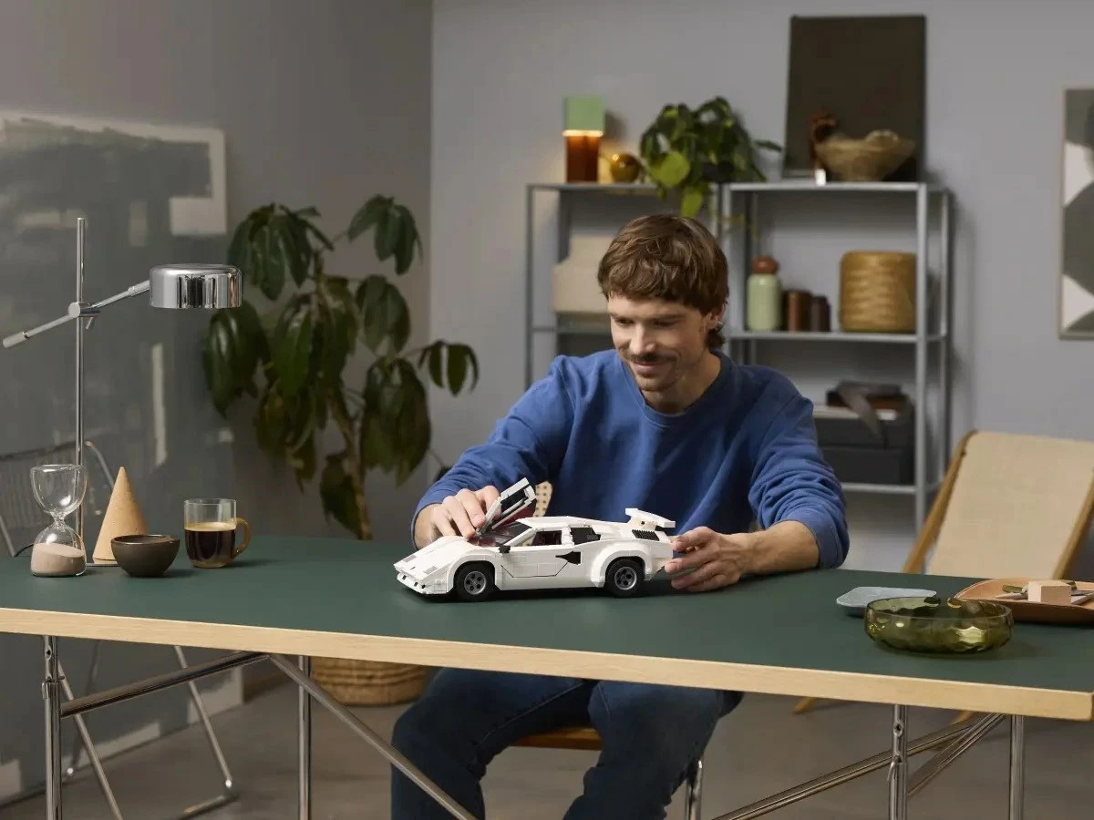 Set LEGO ICONS Lamborghini Countach 5000 Quattrovalvole, Bardhë