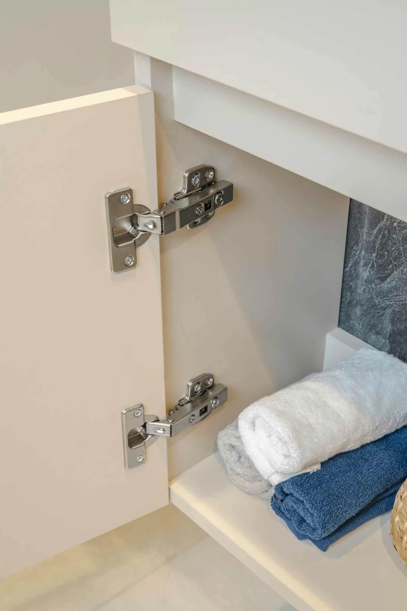 Dollap banjoje, ngjyrë mink, Skye Decor, me lavaman dhe pasqyrë