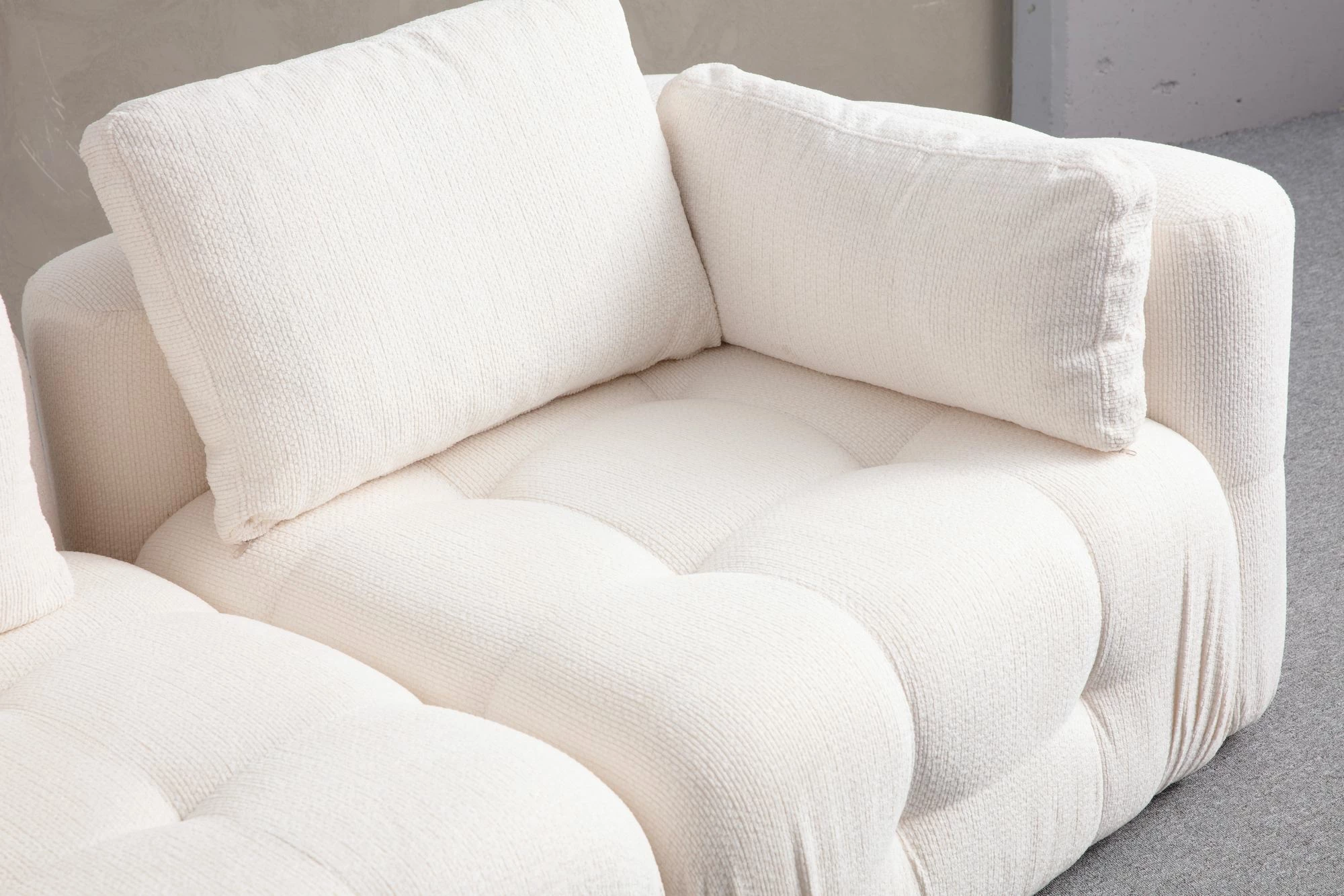 Kënd-sofë Amaris 3 vendesh me pouffe, e bardhë
