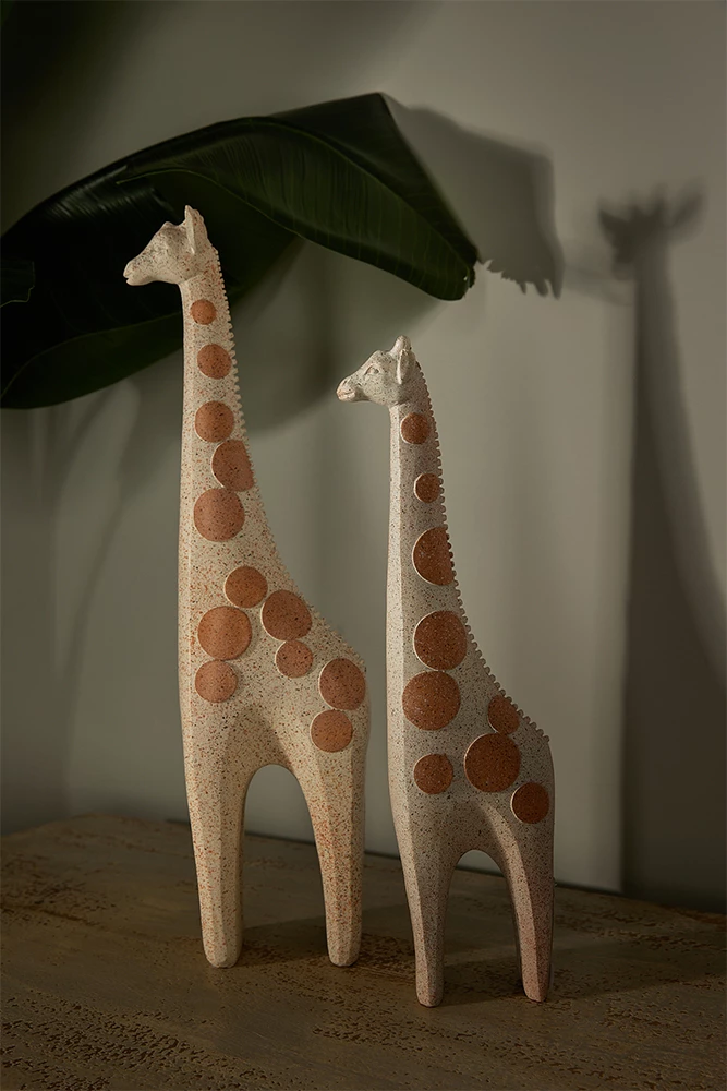 Dekor gjirafë KEMIL, polirezine, e bardhë-kafe, 9x6x35cm