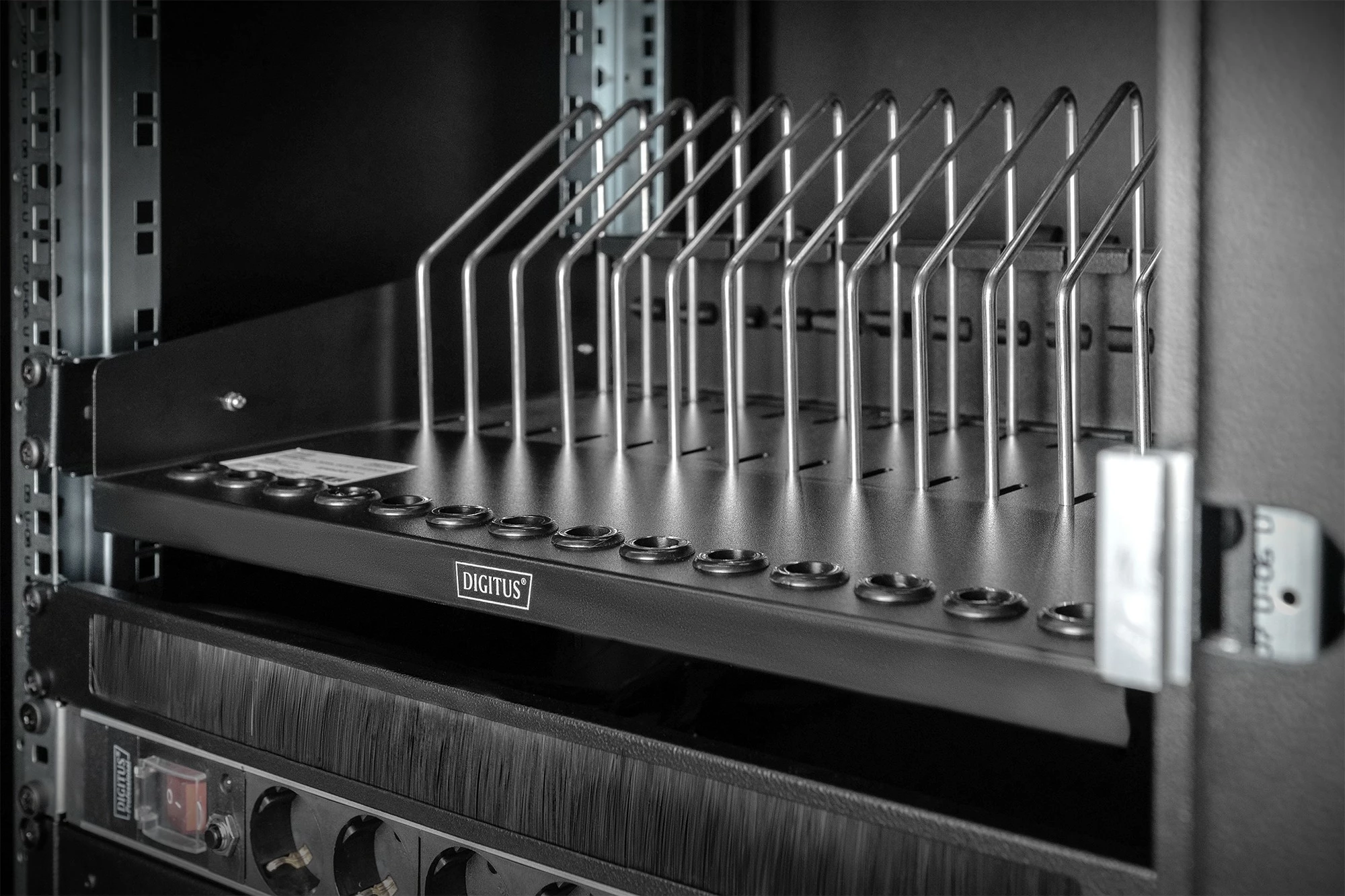 Raft i tërheqshëm Digitus për 14 pajisje, 19 inç, 50 kg, i zi