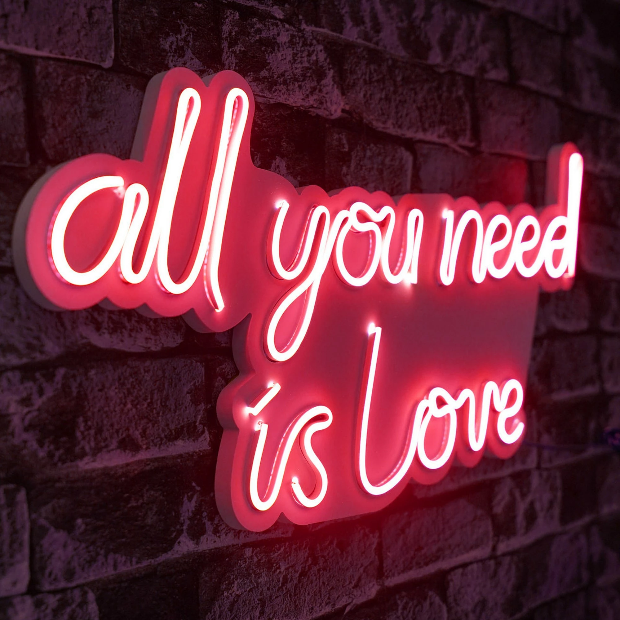 Dekor dritash LED plastike, 'All you need is love', ngjyrë e kuqe