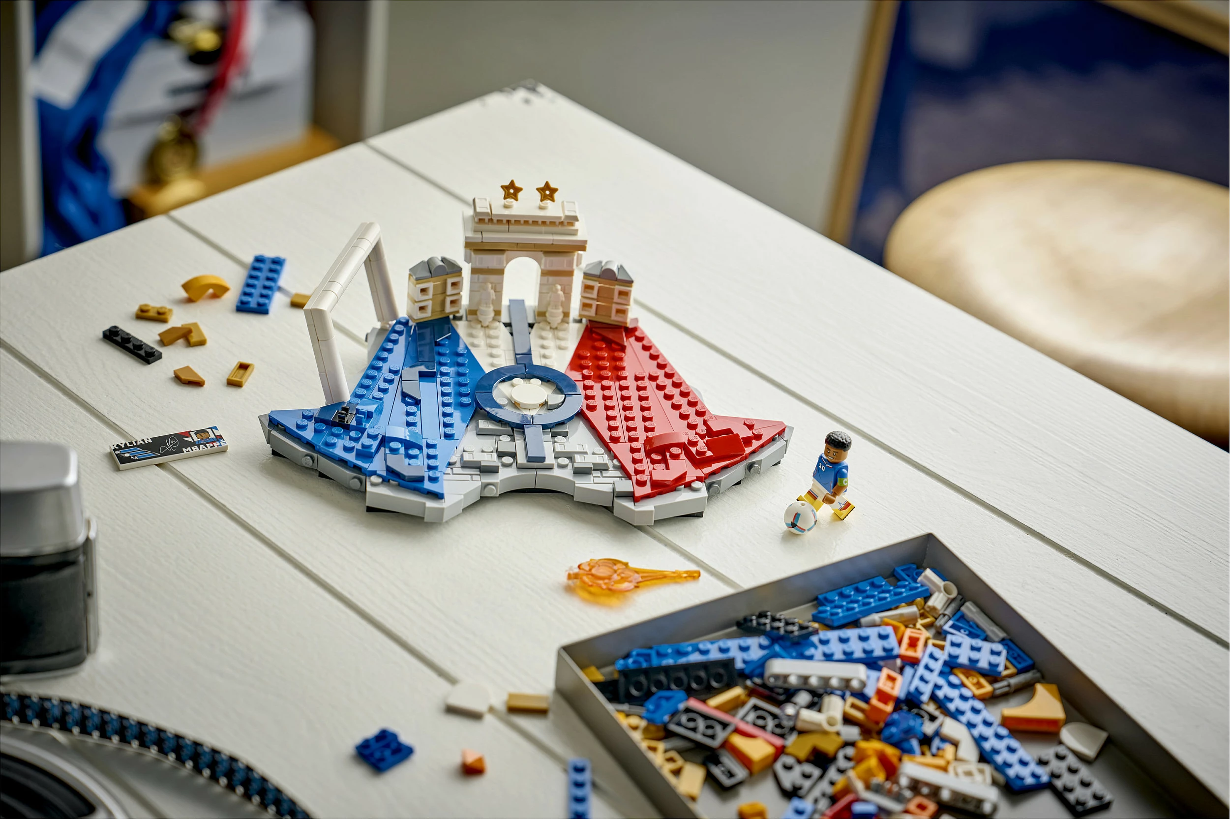 Set ndërtimi LEGO Editions 43013 Kylian Mbappé – Football Highlights, 490 copë, multikolor