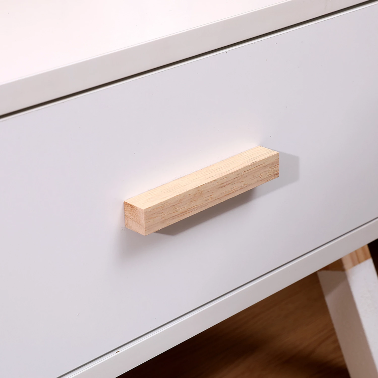 Komodinë PASCHAL, ngjyrë e bardhë, këmbë druri natyrale, FH2497.03, 46x30x38cm