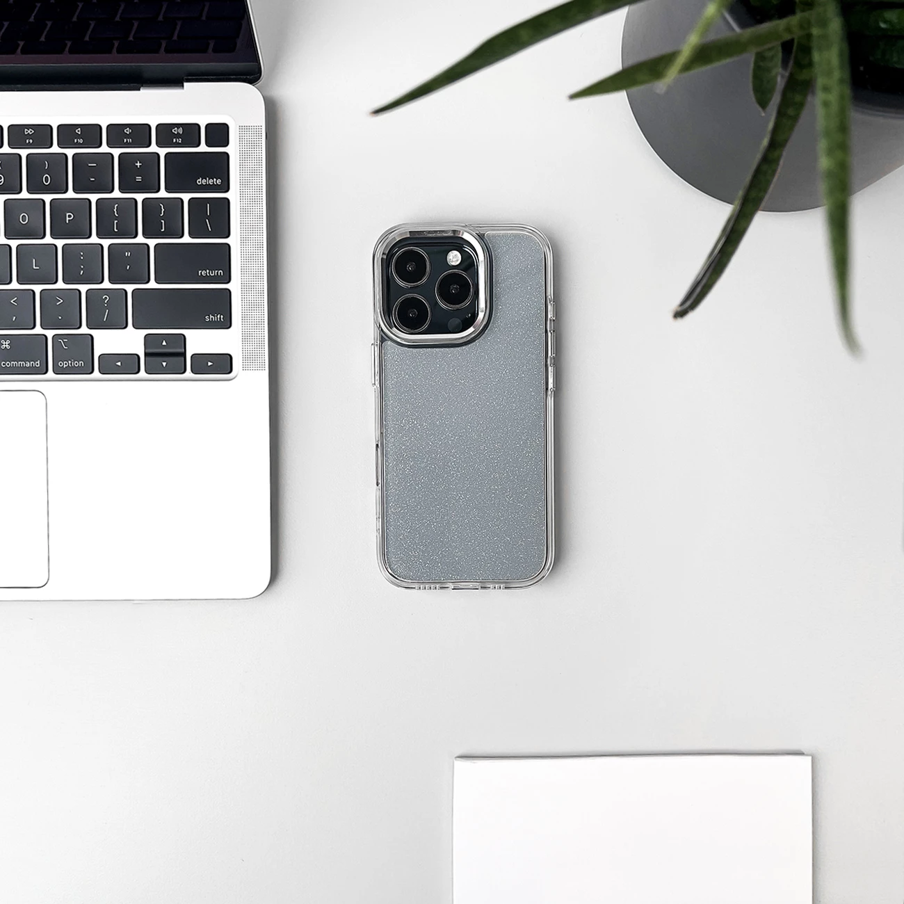 Mbështjellës Hurtel Glitter Case për iPhone 16, transparent me shkëlqim