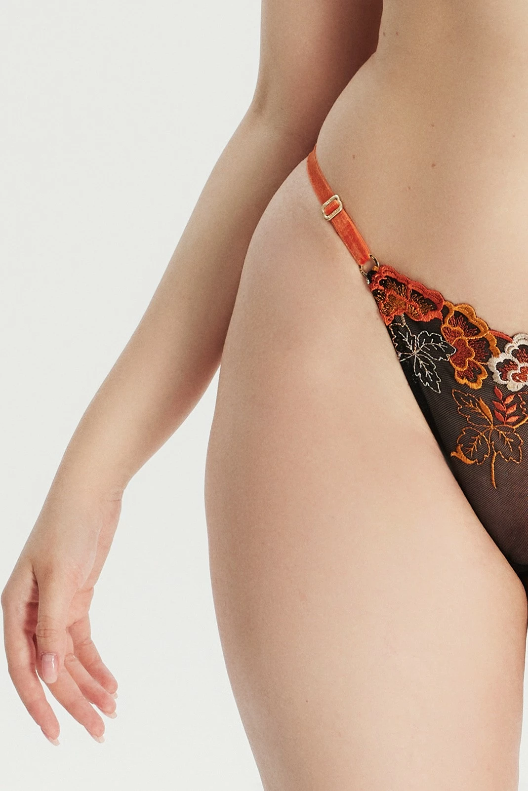 Tanga të zeza me lule portokalli, Jumeon, me qëndisje