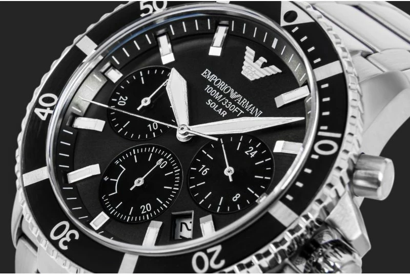 Orë dore meshkujsh Emporio Armani World Explorer AR11739, e zezë/argjendtë, set me kuti