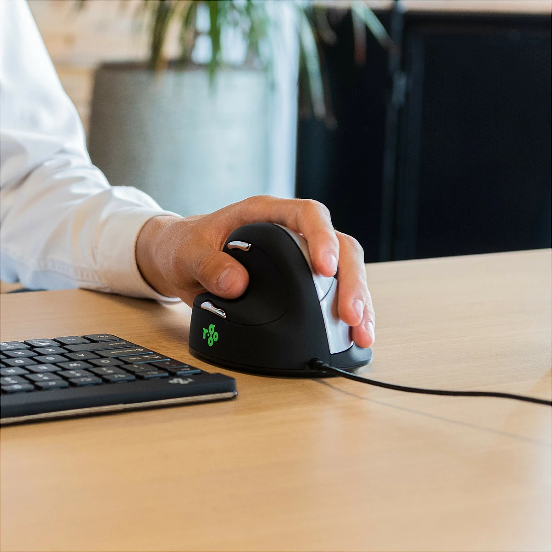 Maus R-Go HE, ergonomik i madh, USB, 2400 DPI, për të majtë, i zi/argjendtë