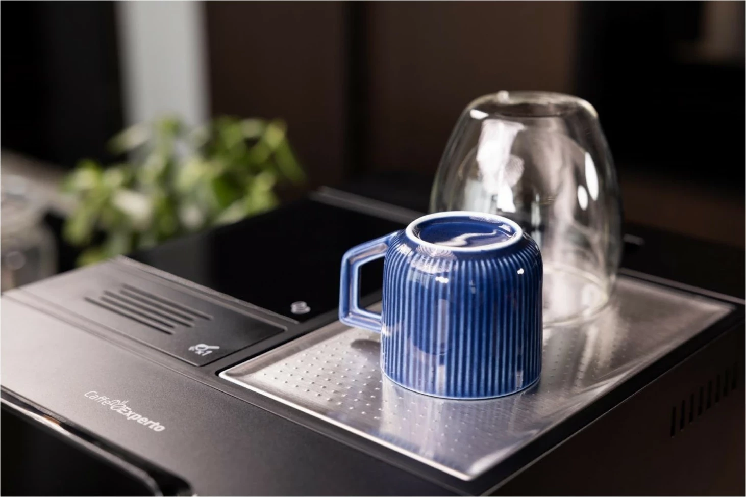 Aparat kafeje Beko CaffeExperto CEG7302B, automatik, zi