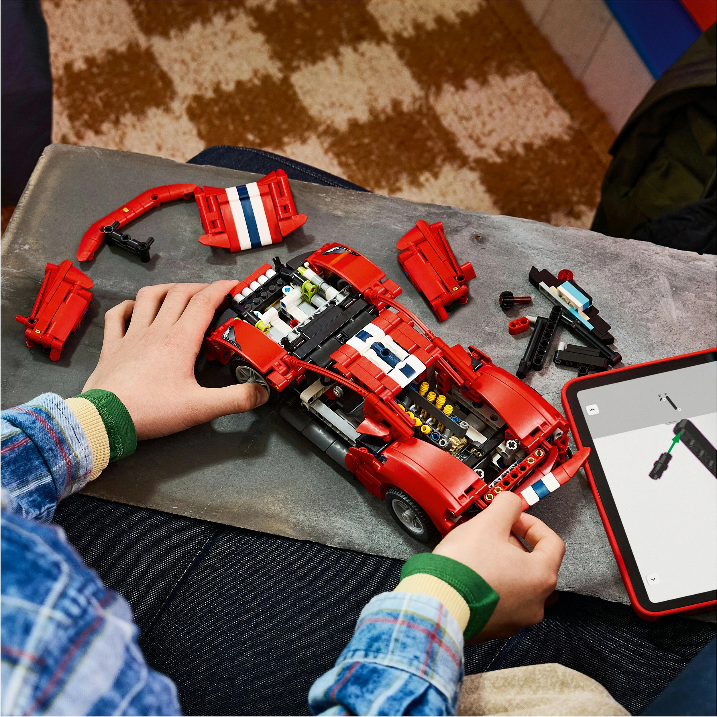 Set ndërtimi LEGO Technic Ferrari 488 Pista 42235, 882 copë, i kuq
