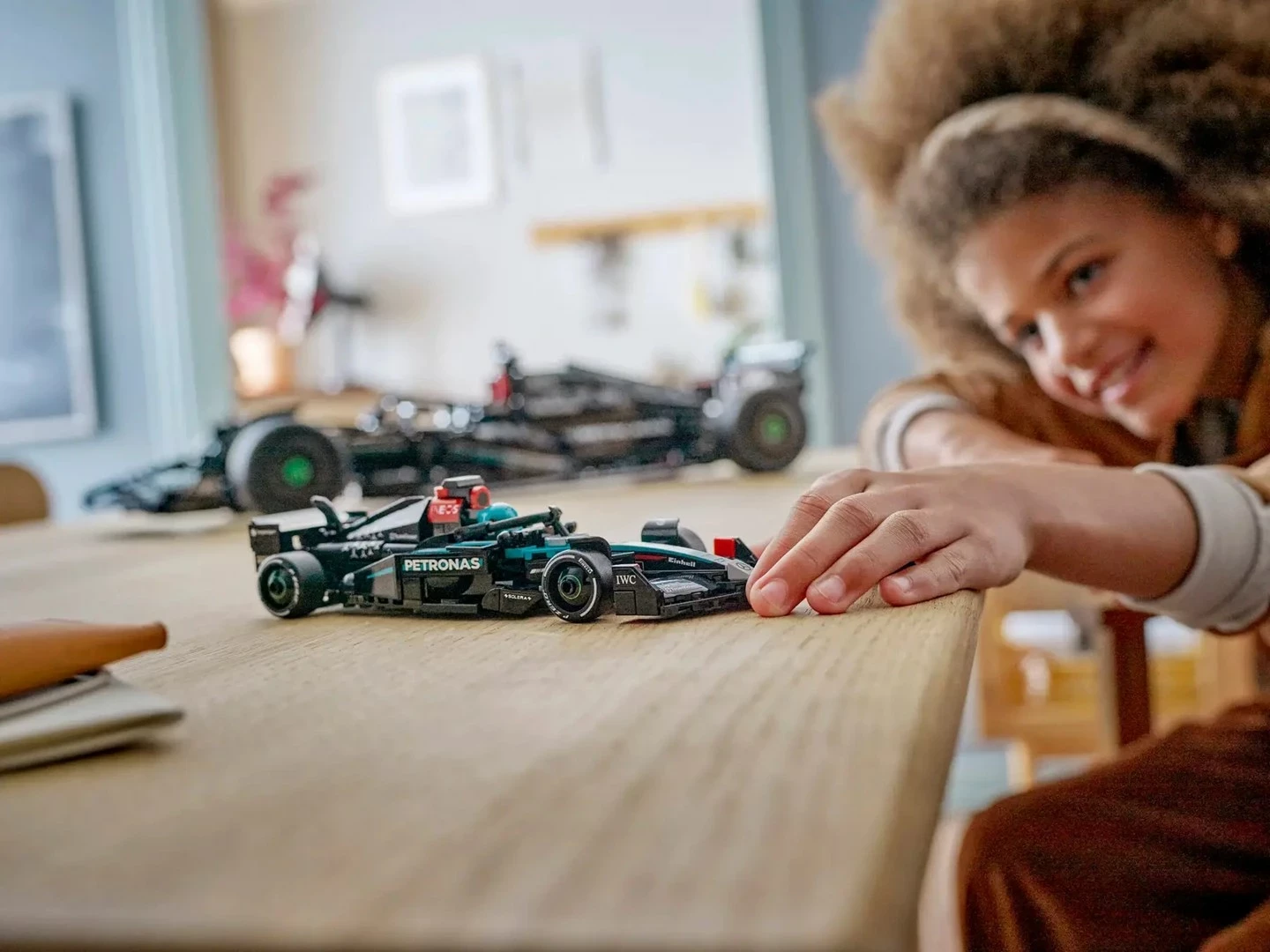 Set LEGO Speed Champions Mercedes-AMG F1 W15, 77244, 267 pjesë, me minifigurë