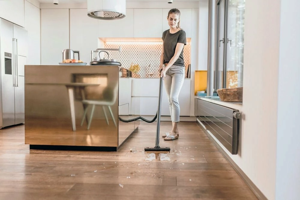 Fshesë me korrent industriale Karcher WD 2 Plus S V-15/4/18/C, 1000 W, depo 15 L, thithje e thatë/lagësht, e verdhë/argjend, set me aksesorë