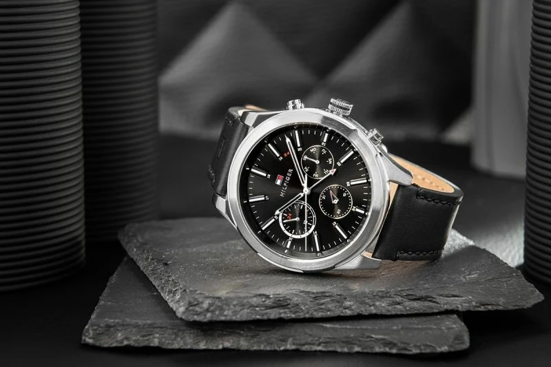 Orë dore për meshkuj Tommy Hilfiger, e zezë