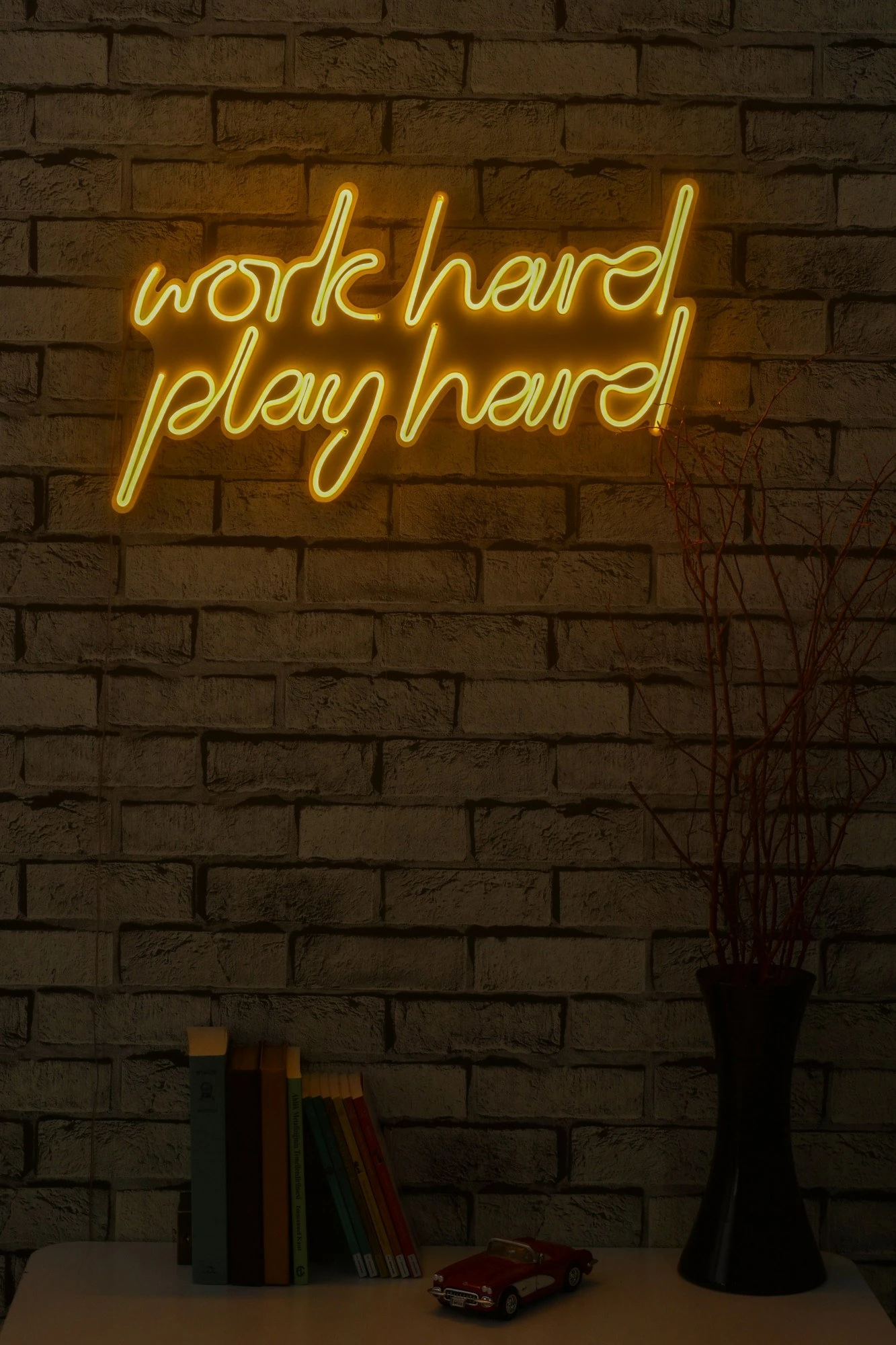 Dekor dritash LED plastike, ngjyrë e verdhë, Work Hard Play Hard