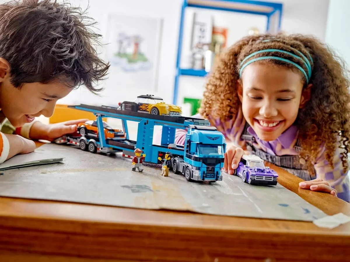 Set LEGO CITY 60408 kamion transportues makinash me makina sportive, 4 minifigura
