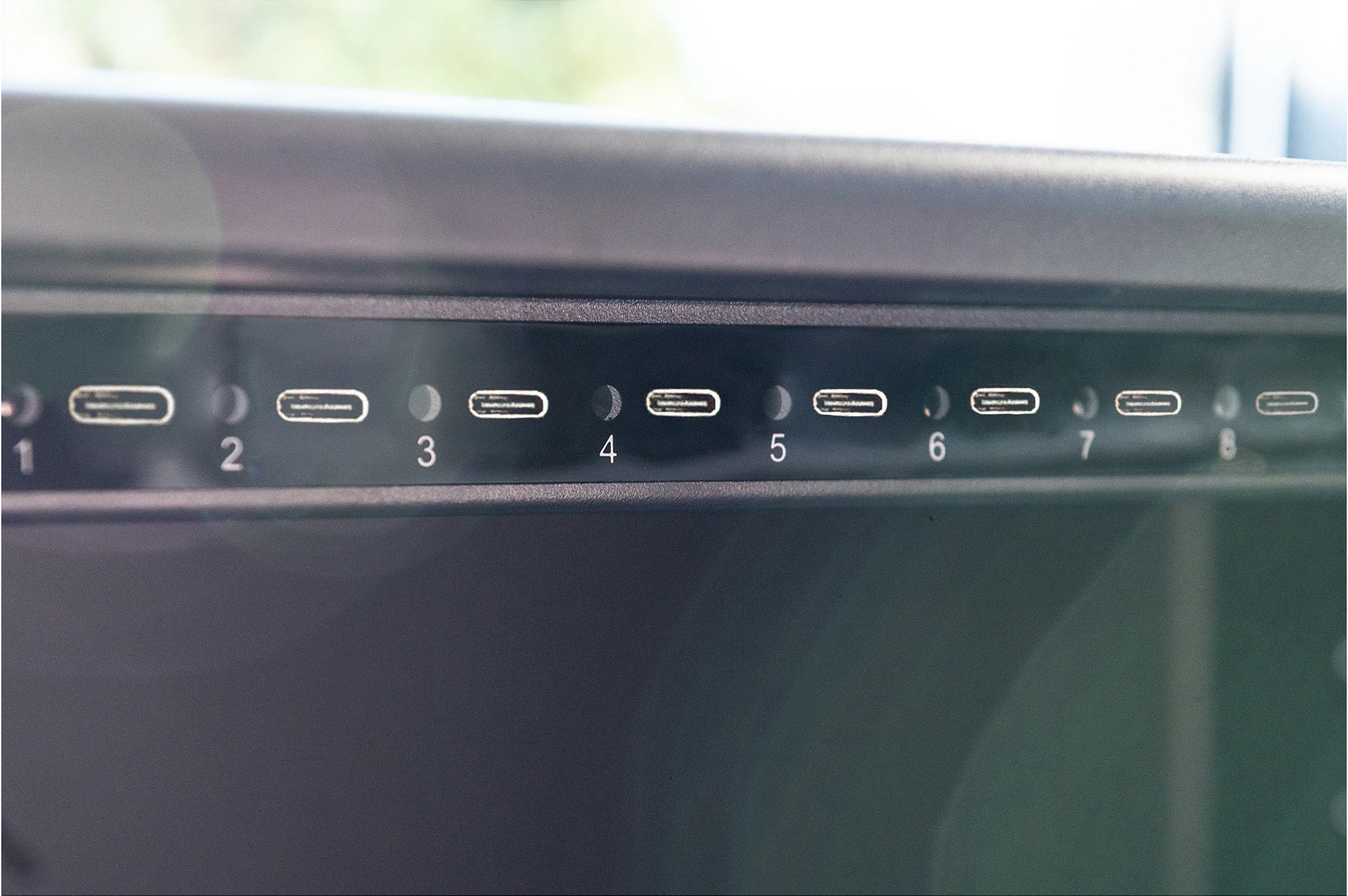 Kabinet karikimi mobil Digitus, 16 vende, USB-C 18W, deri 14 inç, me rrota, i zi