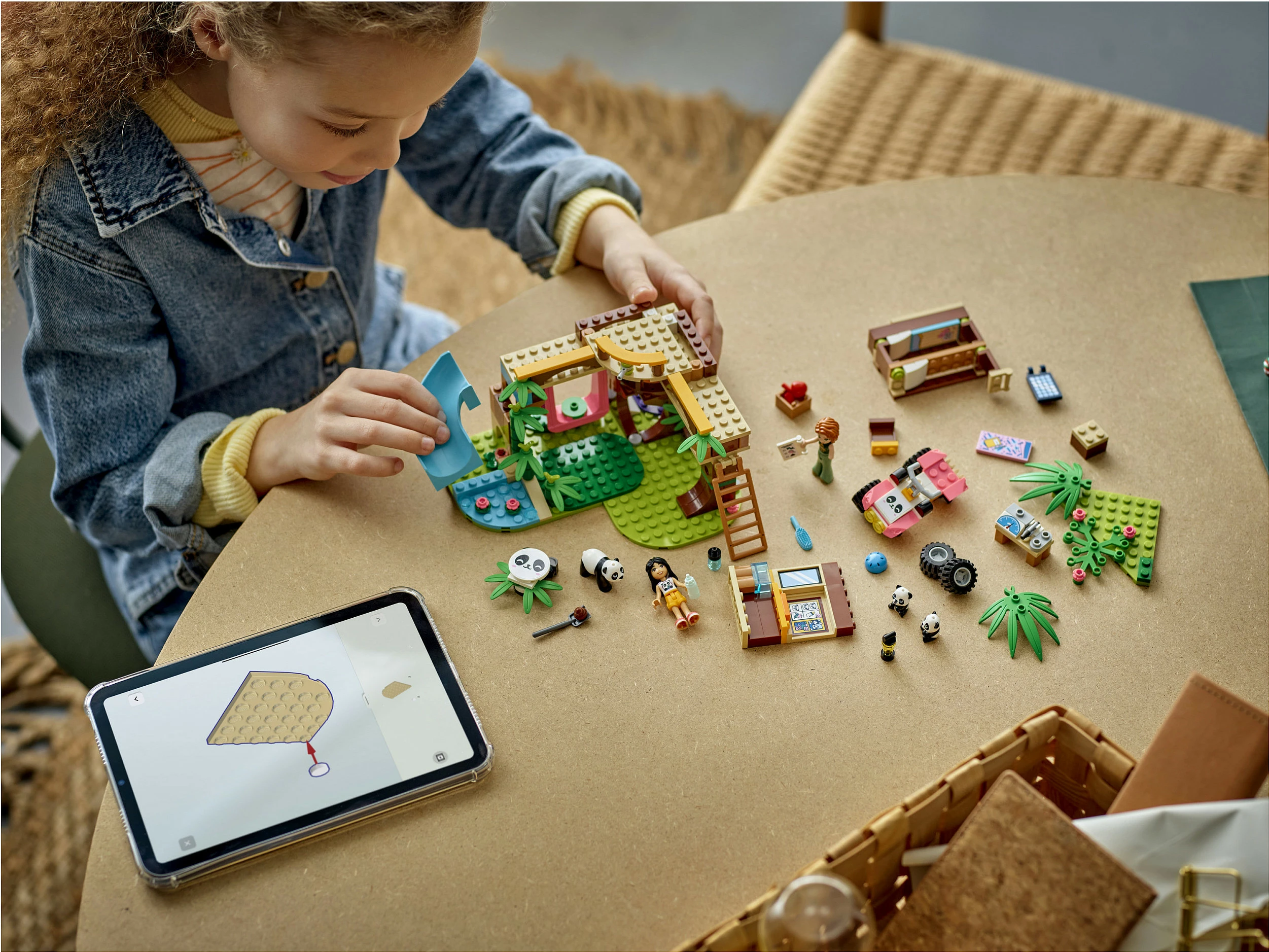 Set lodër LEGO Friends 42648 Strehë e Pandave, 243 copë, 7+
