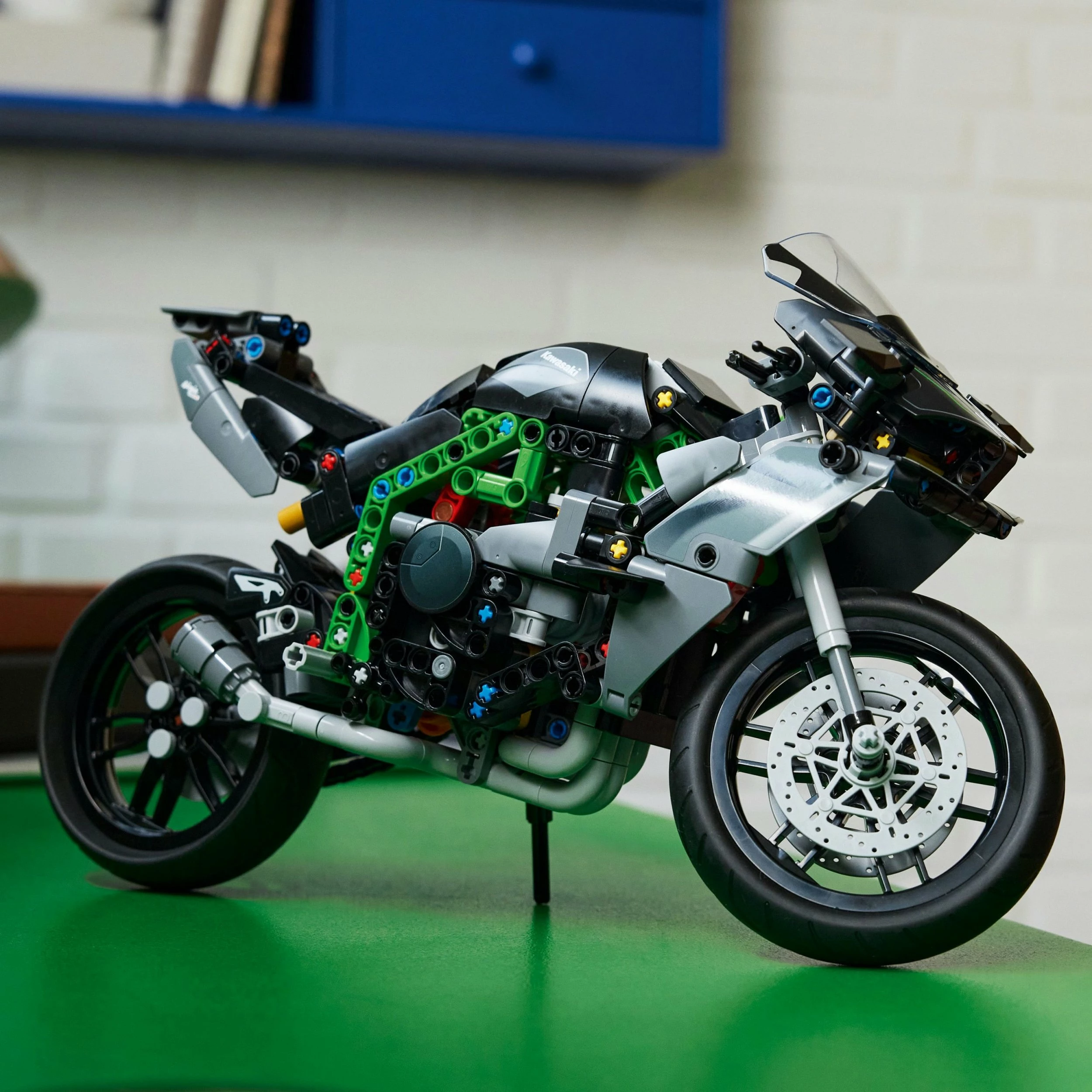 Set ndërtimi LEGO Technic Kawasaki Ninja H2R 42170, 643 copë, shkallë 1:8
