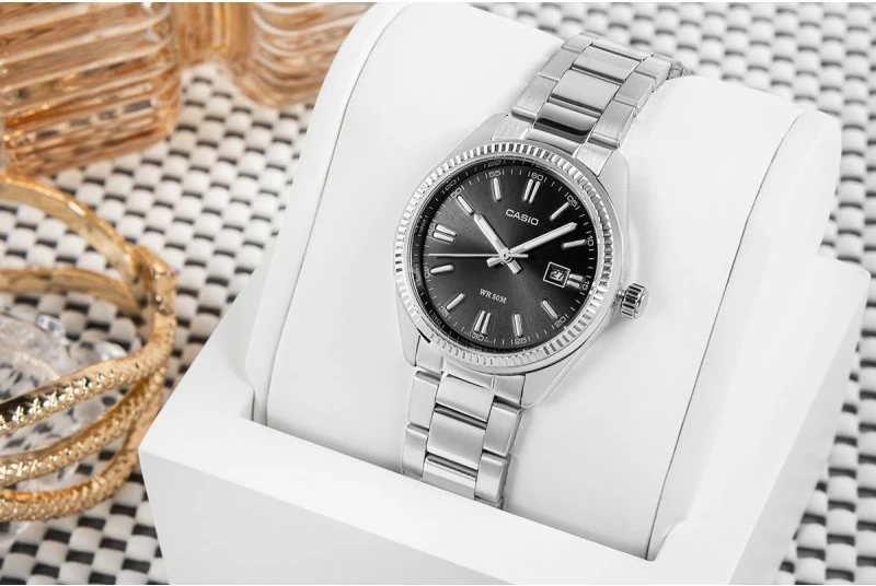 Orë dore për femra CASIO, e zezë