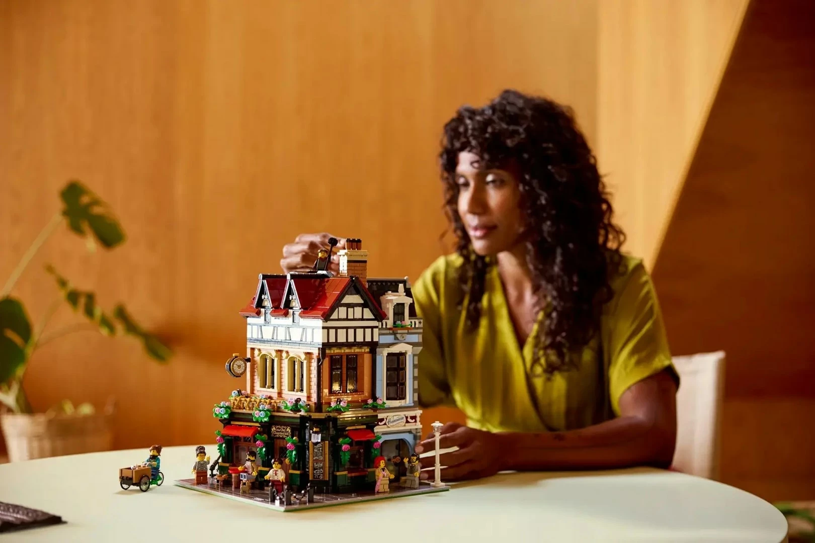 Set LEGO ICONS Tudor Corner 10350 me 8 minifigura