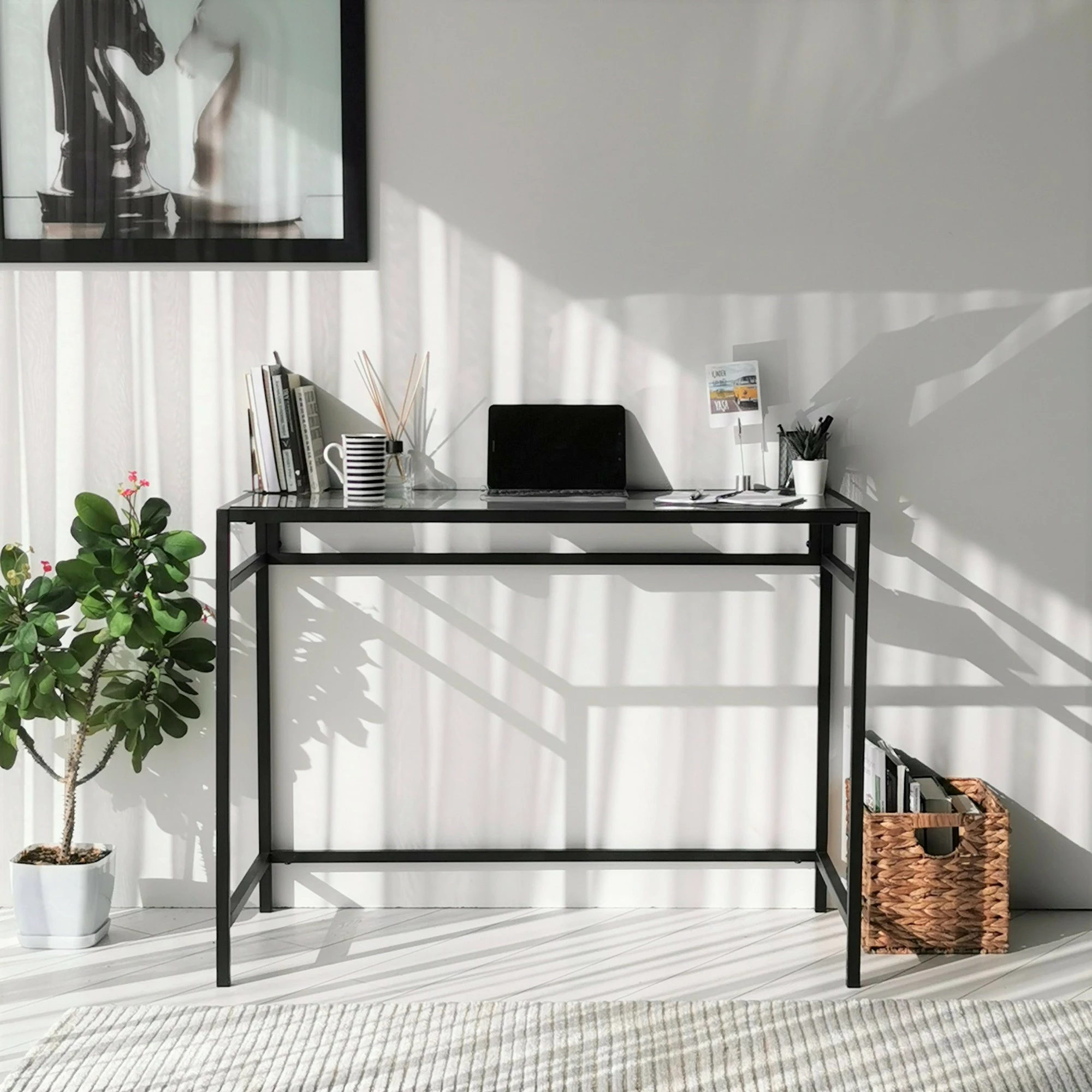 Tavolinë pune Hanah Home, xham i temperuar, kornizë metalike, 100x45cm, e zezë
