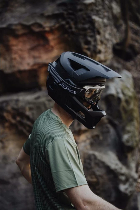 Helmete Venom Zeze L-xl