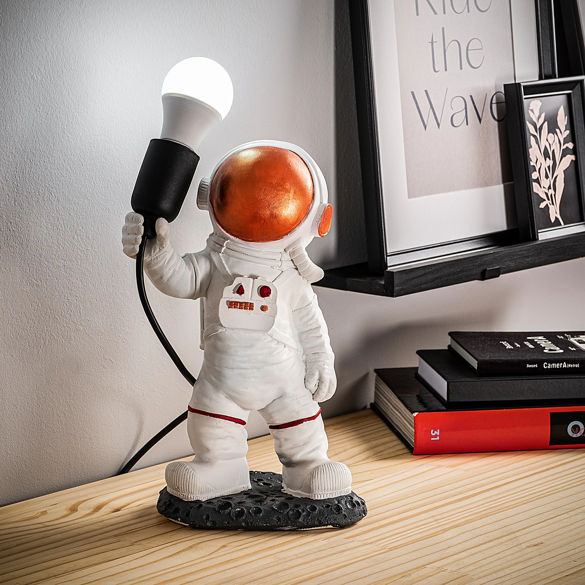 Llambë tavoline astronaut, shumëngjyrëshe, Opviq