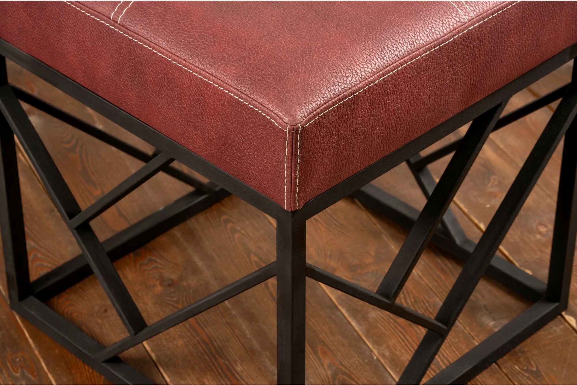 Puf Atelier del Sofa, lëkurë artificiale, ngjyrë e kuqe Claret