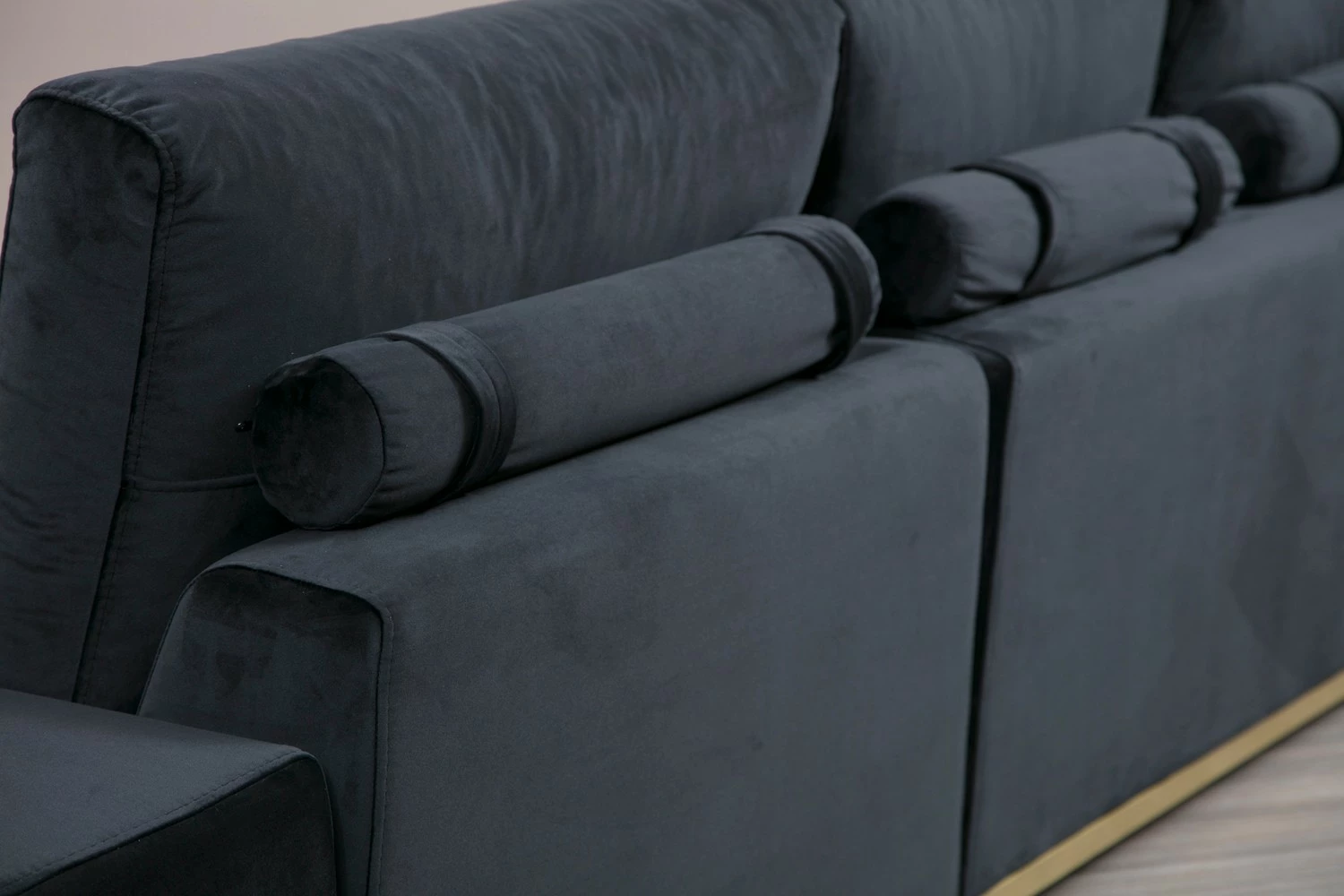 Divan katër vendesh Atelier del Sofa, me tavolinë anësore, ngjyrë e zezë, detaje ari