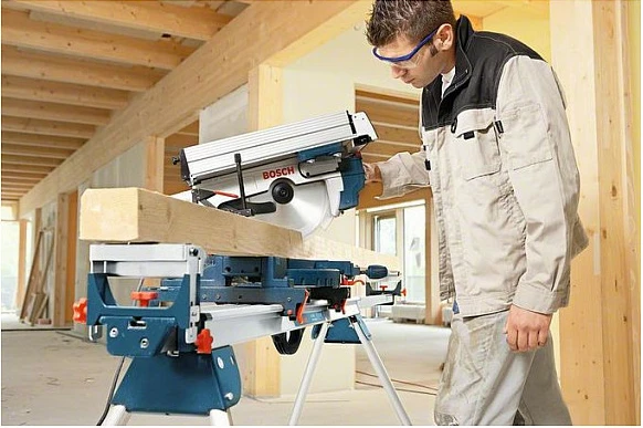 Sharrë kombinim Bosch GTM 12 JL me tavolinë pune GTA 2600, 1800 W, disk 305 mm, blu/argjendtë