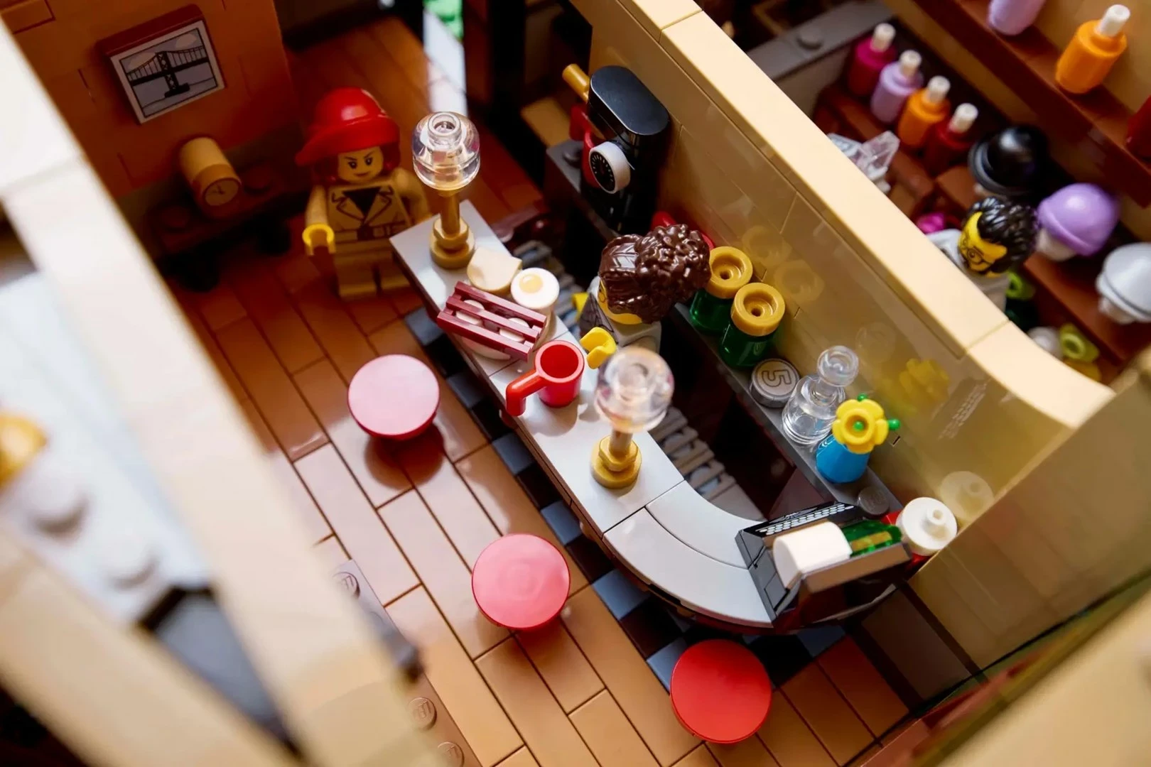 Set LEGO ICONS Tudor Corner 10350 me 8 minifigura