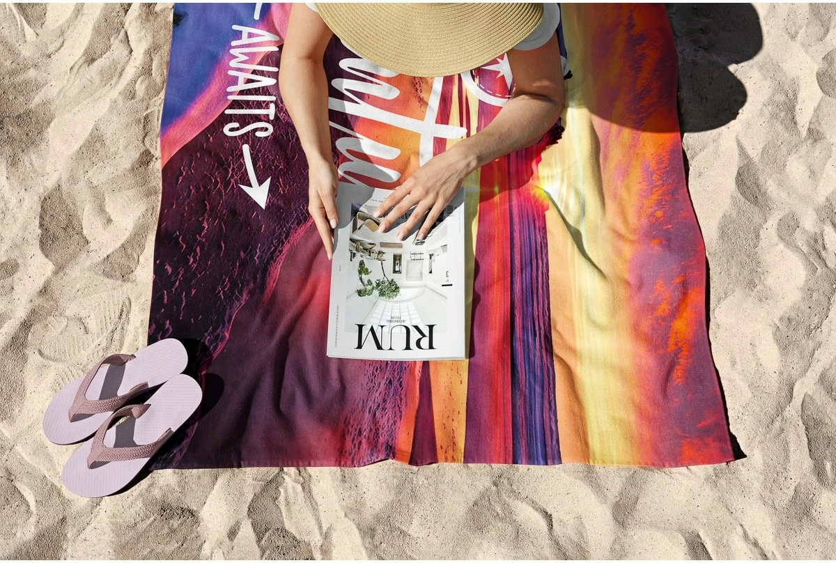 Peshqir plazhi Mijolnir, Adventures Awaits, shumëngjyrësh, 90x150cm