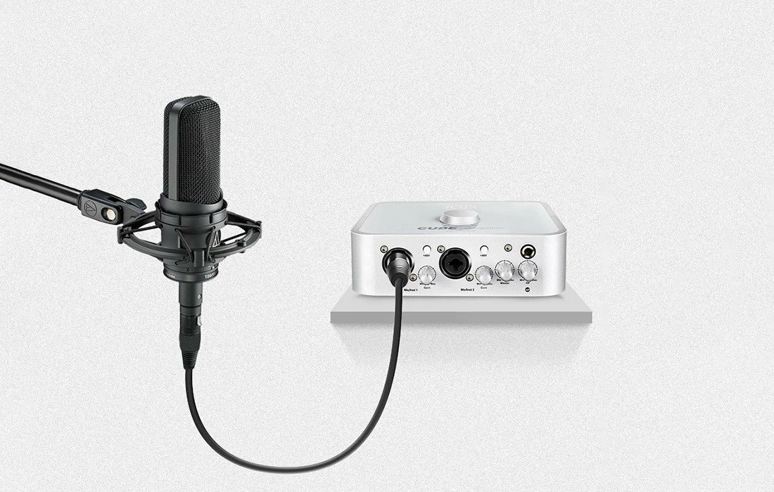 Kabllo audio XLR Ugreen AV130 20710B 2 m, 3-pin femër-në-mashkull, me prizë këndore, e zezë