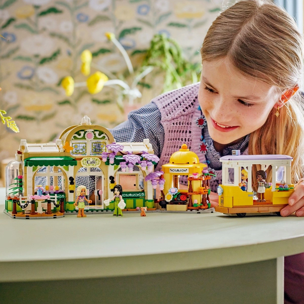 Set ndërtimi LEGO Friends 42671 Green Café and Flower Shop, 1138 pjesë
