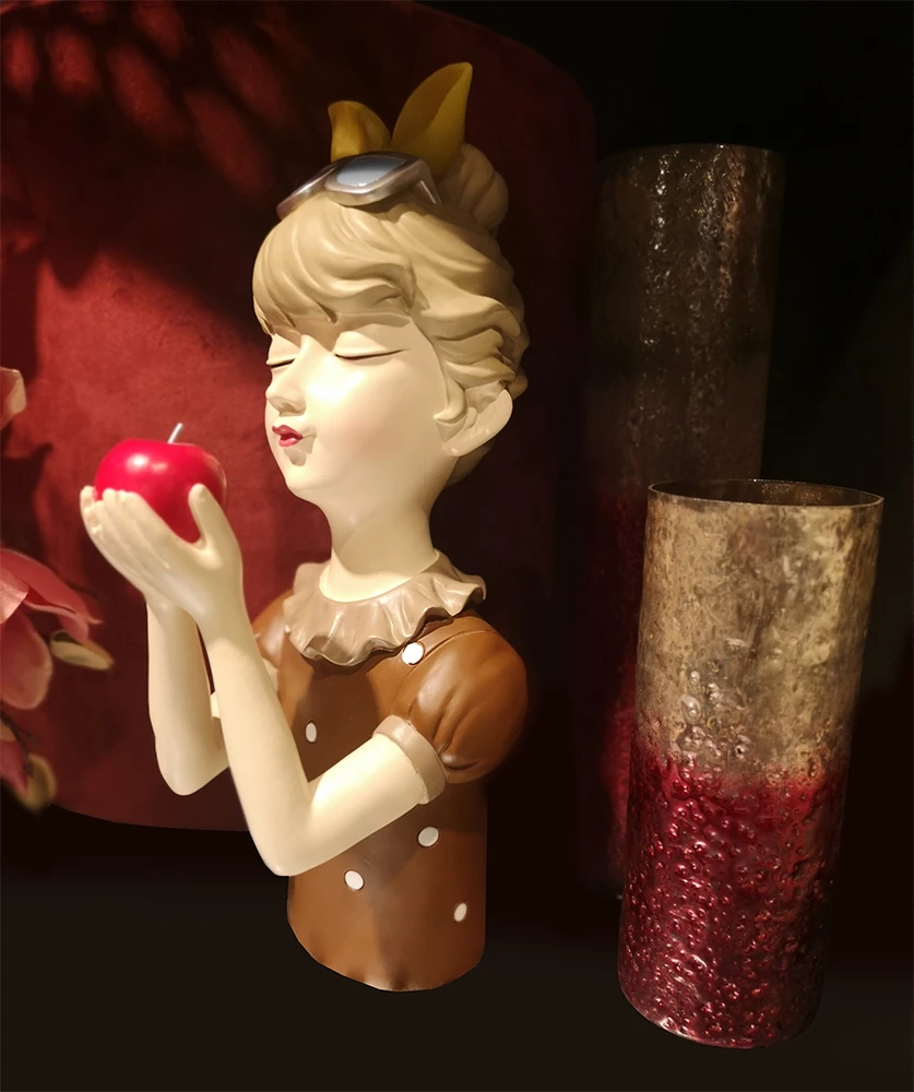 Figurë dekorative TRAVEL GIRL 7, shumëngjyrëshe, polirezine, 18x14x34cm