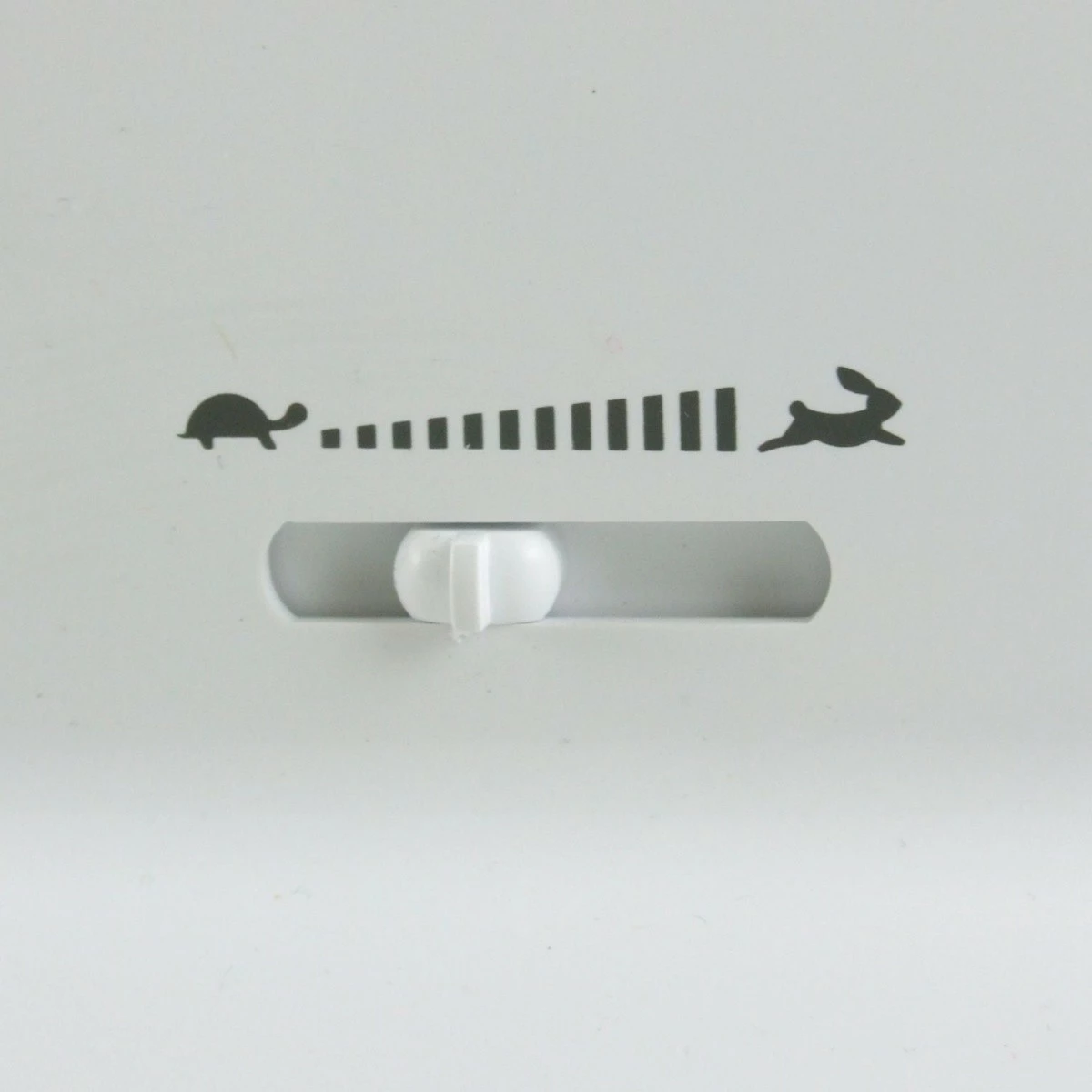 Makinë qepëse, Łucznik Malwina 2070, 63 qepje, 36 shkronja/numra, rregullim gjatësie/gjerësie, ekran elektronik, krah i lirë, e bardhë, me aksesorë