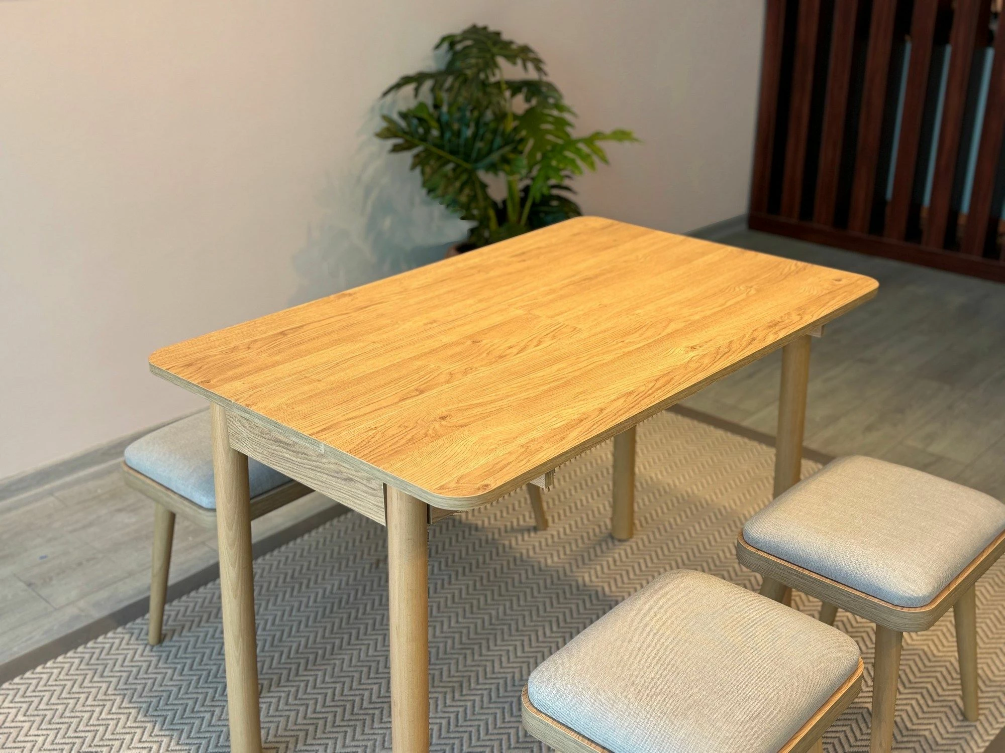 Set tavoline me karrige, zgjatës, 4 pjesë, Skye Decor, Vina Mini 04 1005, ngjyrë lis, krem