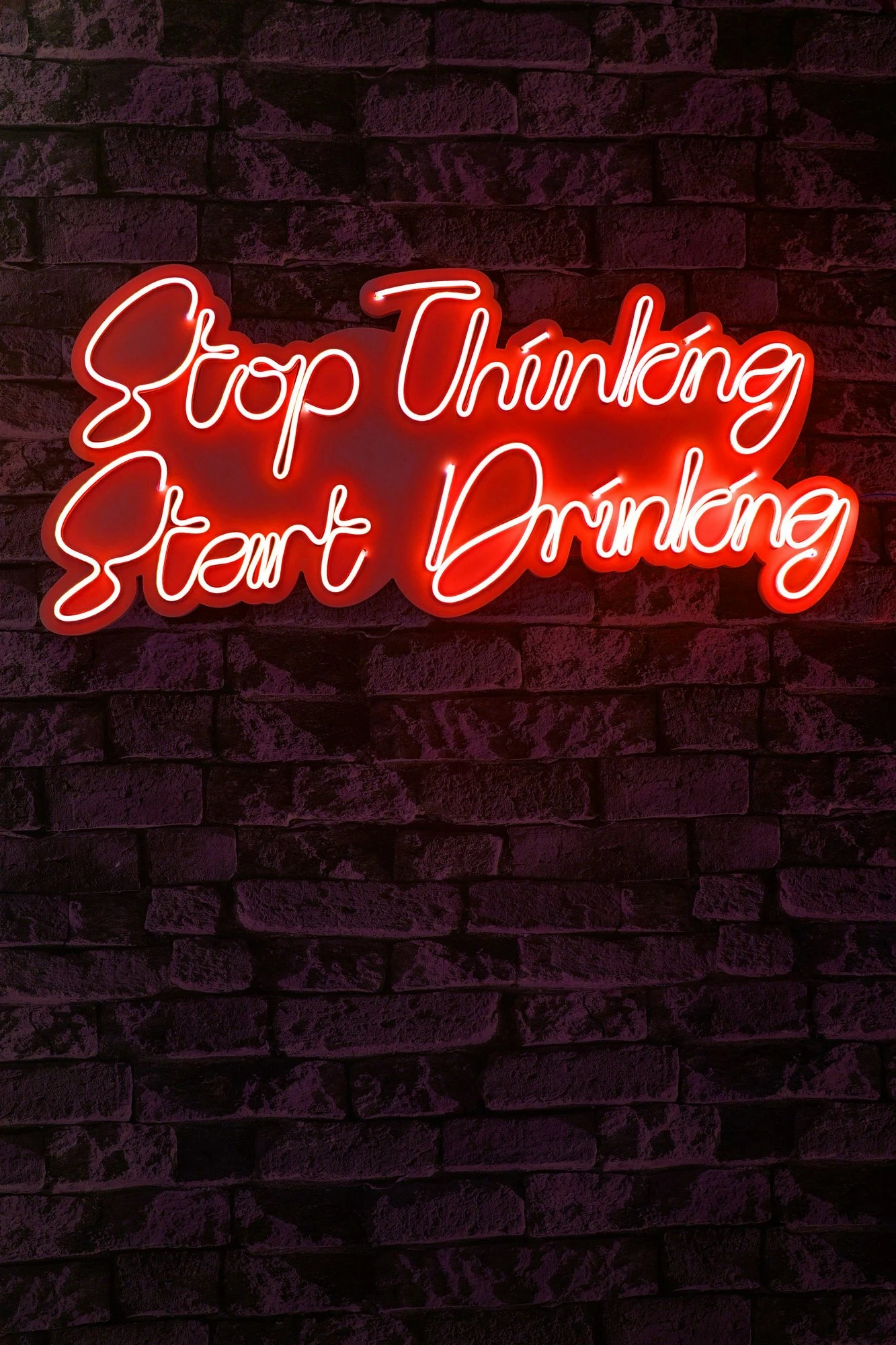 Dritë dekorative LED plastike për mur, 'Stop Thinking Start Drinking', e kuqe