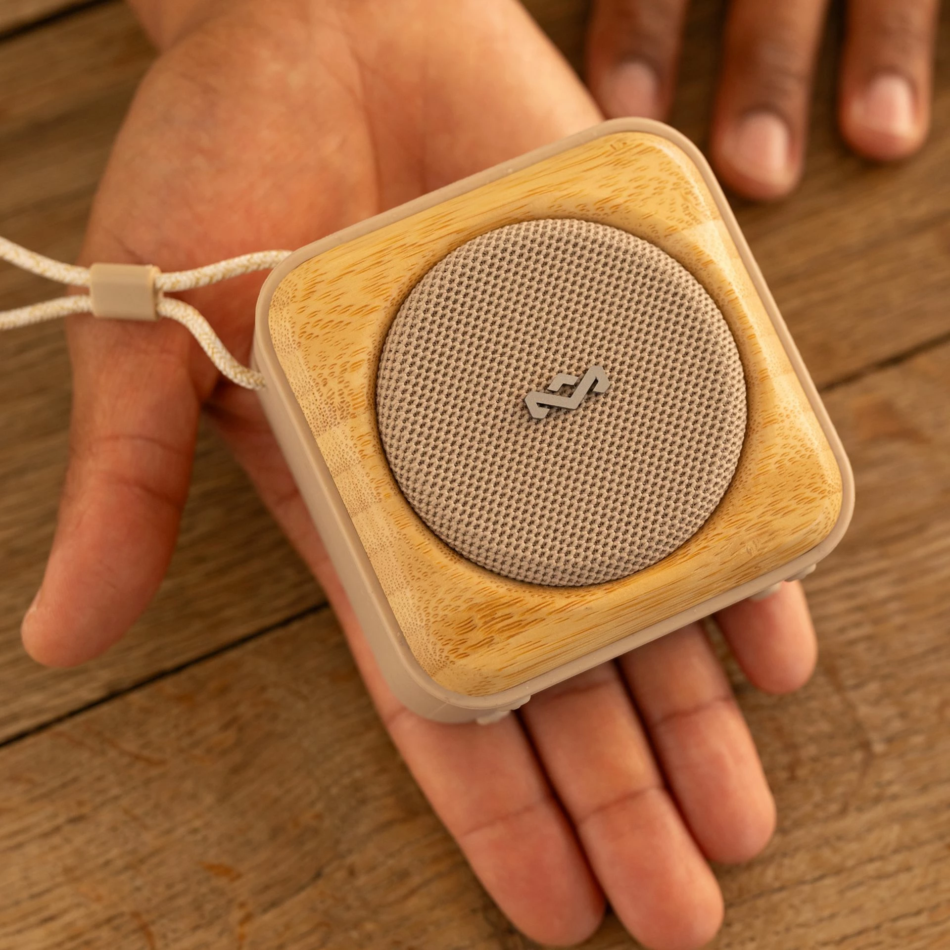 Altoparlant Bluetooth House of Marley Roots, IP67, bateri deri 14 orë, karikim i shpejtë, krem