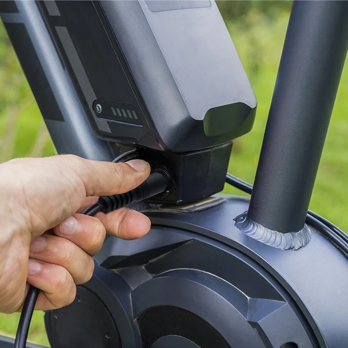 Karikues Qoltec 50760 për bateri e-bike, i zi