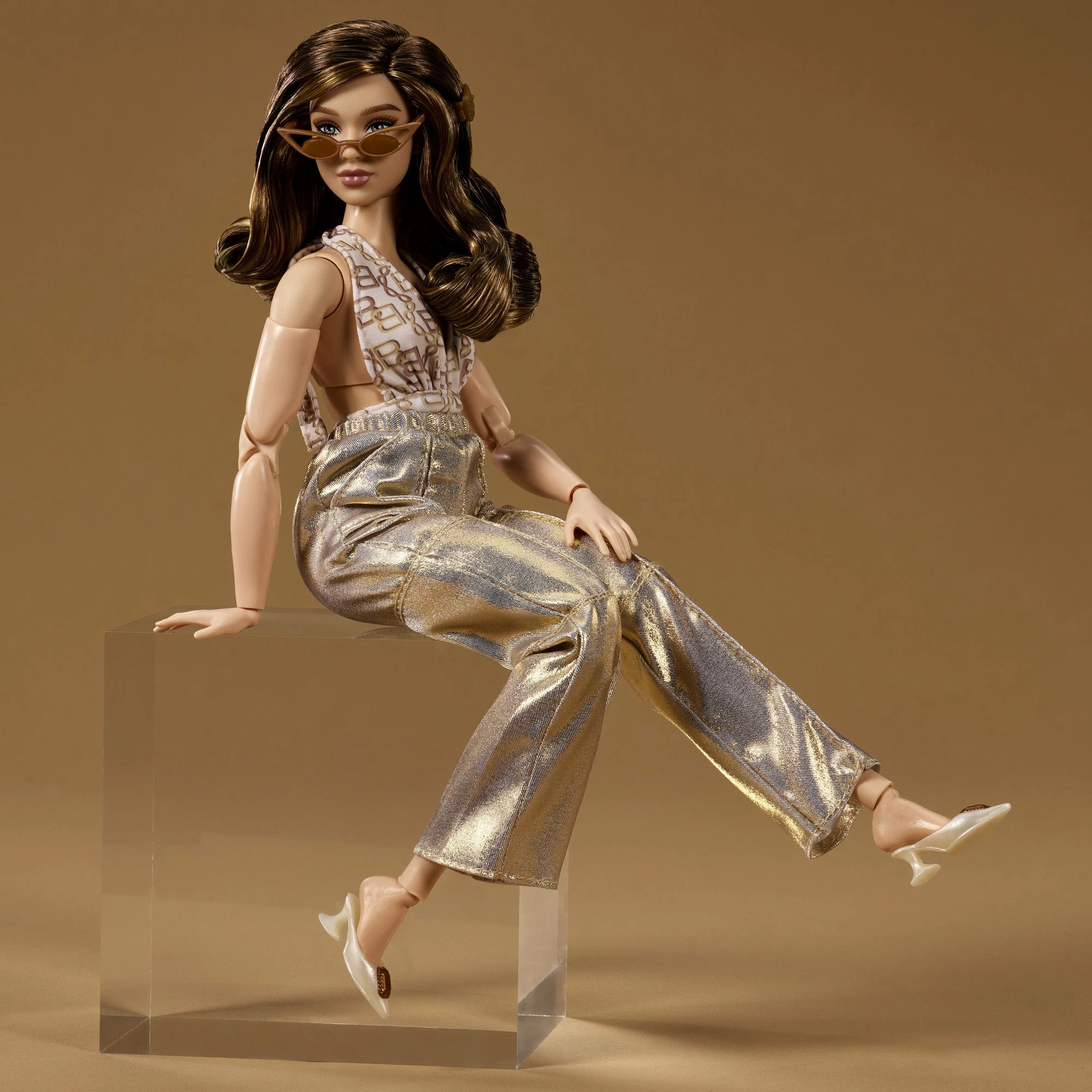 Kukull Barbie Mattel You Create Barbie Basics Neutral Set 003 JJX37 me 2 koka ndërruese, 4 veshje, 2 palë këpucë, 6 aksesorë, Made to Move, ngjyra neutrale