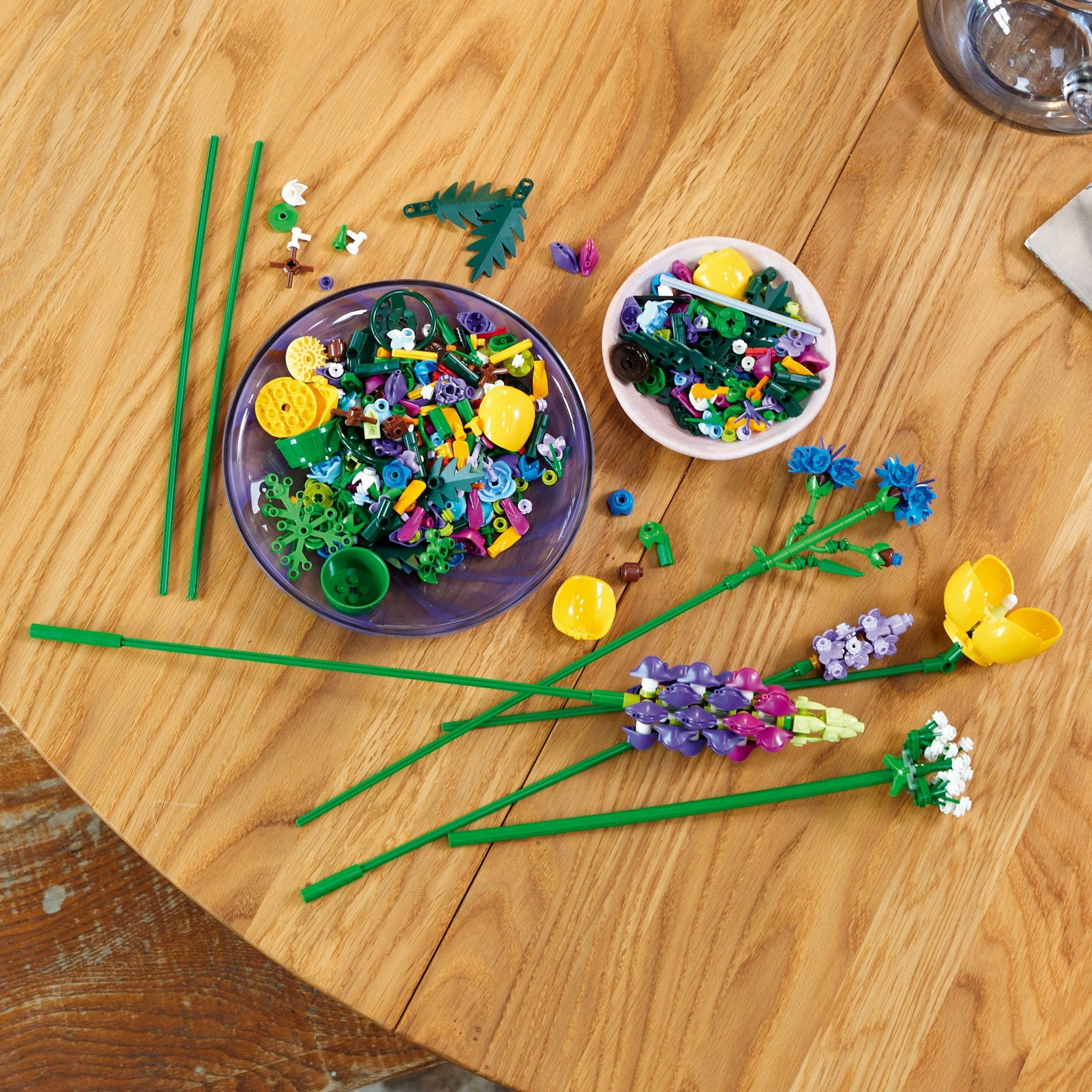 Set LEGO LEGO Icons Wildflower Bouquet 10313, 939 copë, 18+