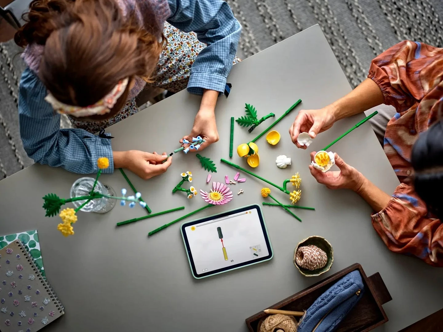 Set LEGO ICONS 10347 Little Sunny Bouquet, 373 pjesë, shumëngjyrëshe