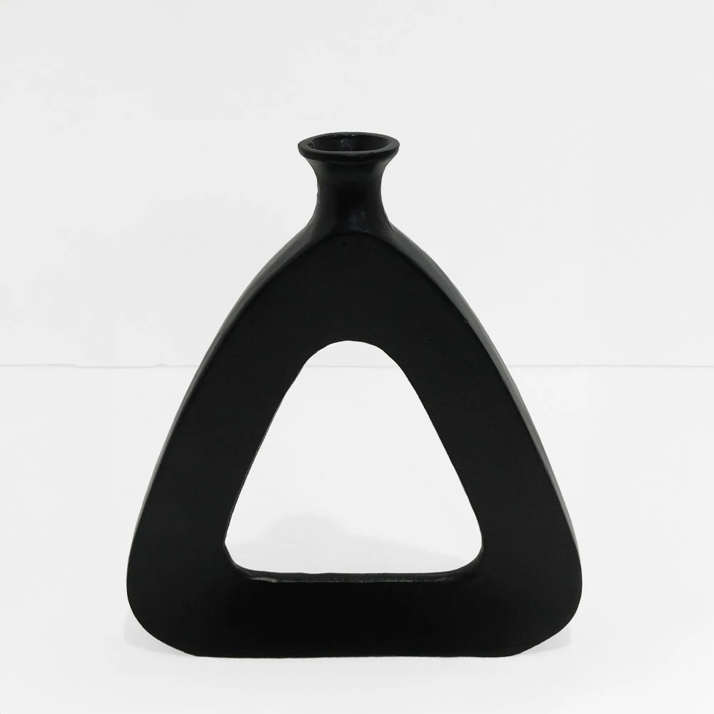 Vazo trekëndëshe abstrakte, alumin, e zezë, 33x5x38cm