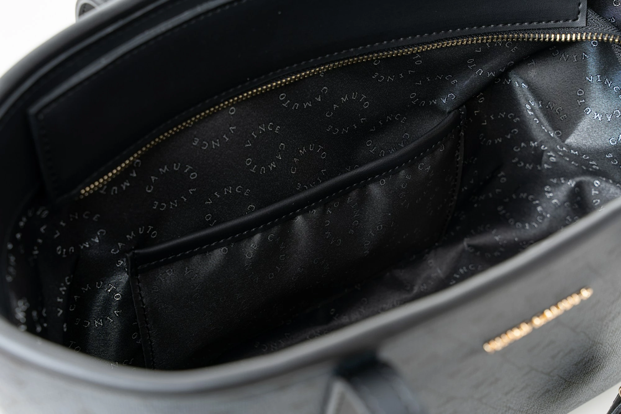 Çantë tote Vince Camuto Taormina, e zezë me monogram