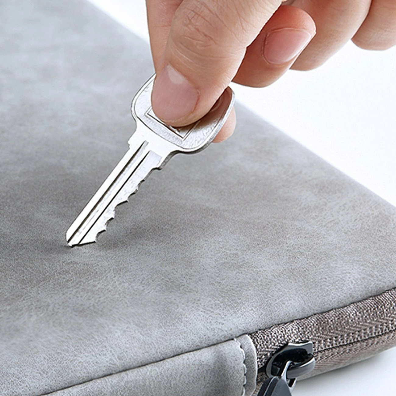 Çantë/mbështjellës laptopi Ugreen LP187 15\" me zinxhir, dorezë dhe rrip supi, gri