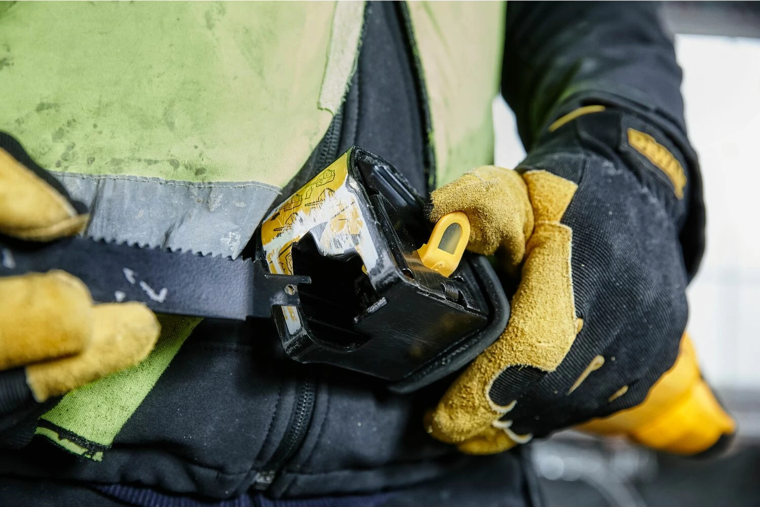 Sharrë reciproke DeWalt DWE305PK 1100 W, goditje 29 mm, me kuti transporti, e verdhë/zezë