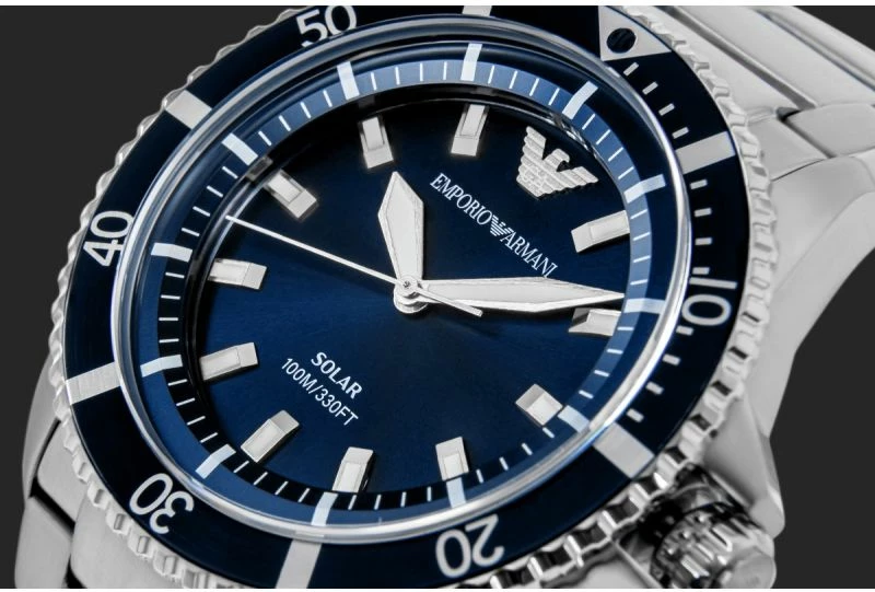 Orë dore meshkujsh Emporio Armani World Explorer AR11697, argjendtë/kaltër, me kuti