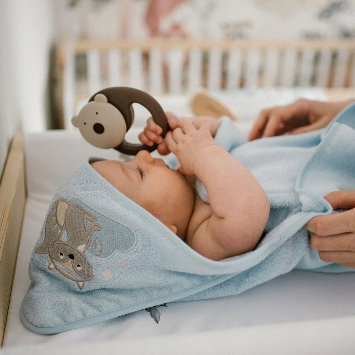 Peshqir banje me kapuç BabyOno 346/05 100x100 cm, bambu/pambuk, gri me aksente blu